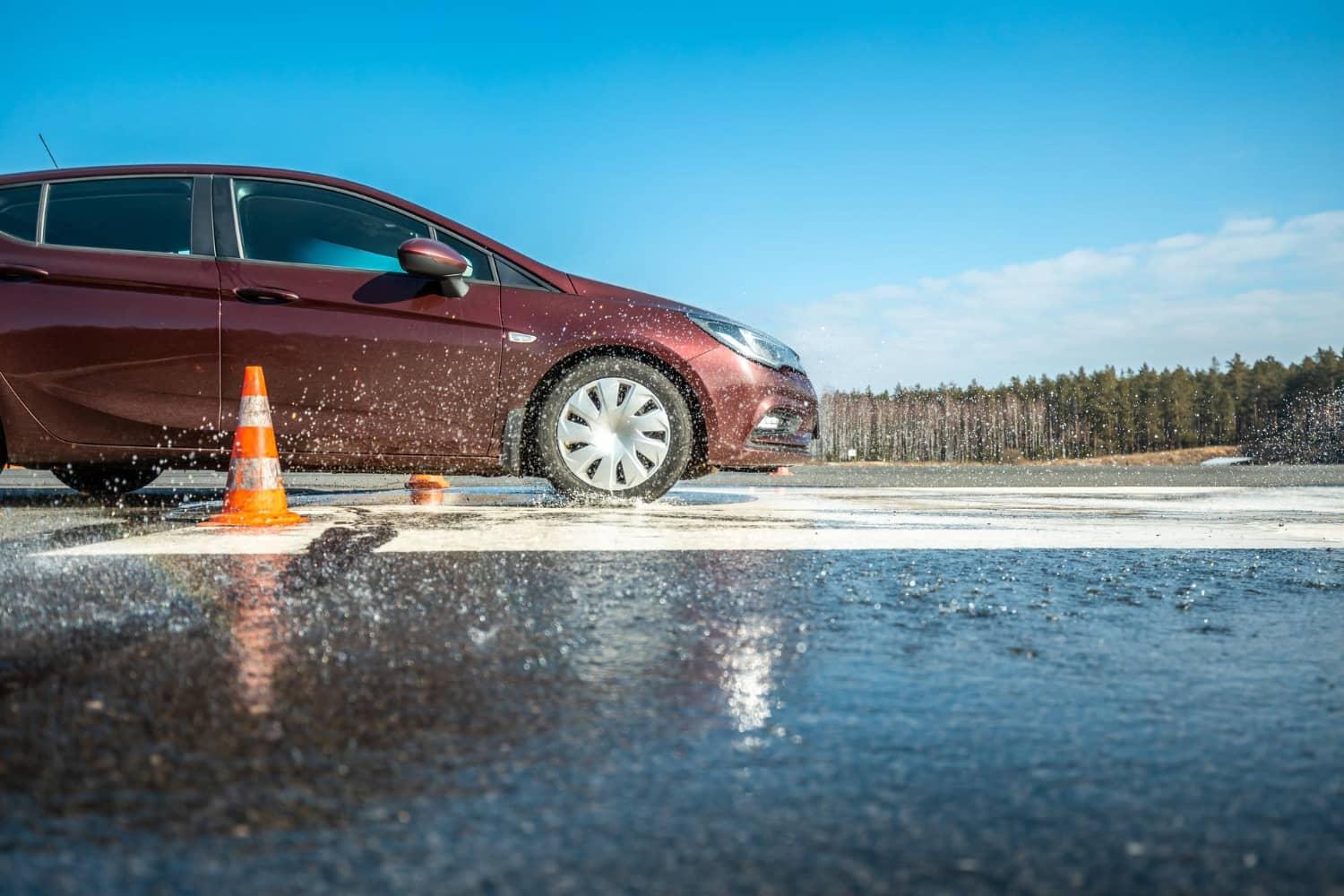 Aquaplaning – jak uniknąć poślizgu na mokrej nawierzchni?